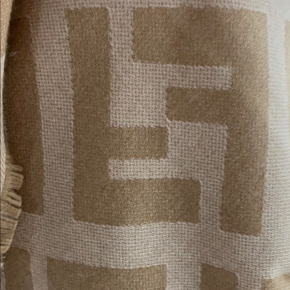 ❌❌SOLD❌❌. Fendi - shawl - Picture 3 of 4